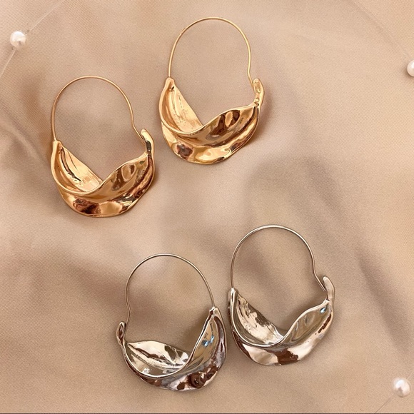 Emily Ratajkowski Inspired Wavy Hoop Earrings - Picture 2 of 10